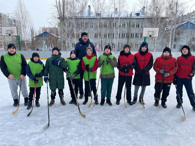 Хоккей в башмаках среди 6 классов.