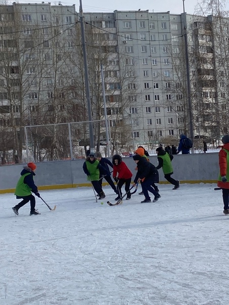 Хоккей в башмаках среди 6 классов (2 подгруппа).