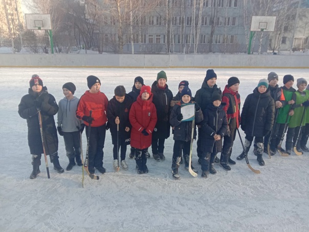 Хоккей в сапогах среди 5 классов.